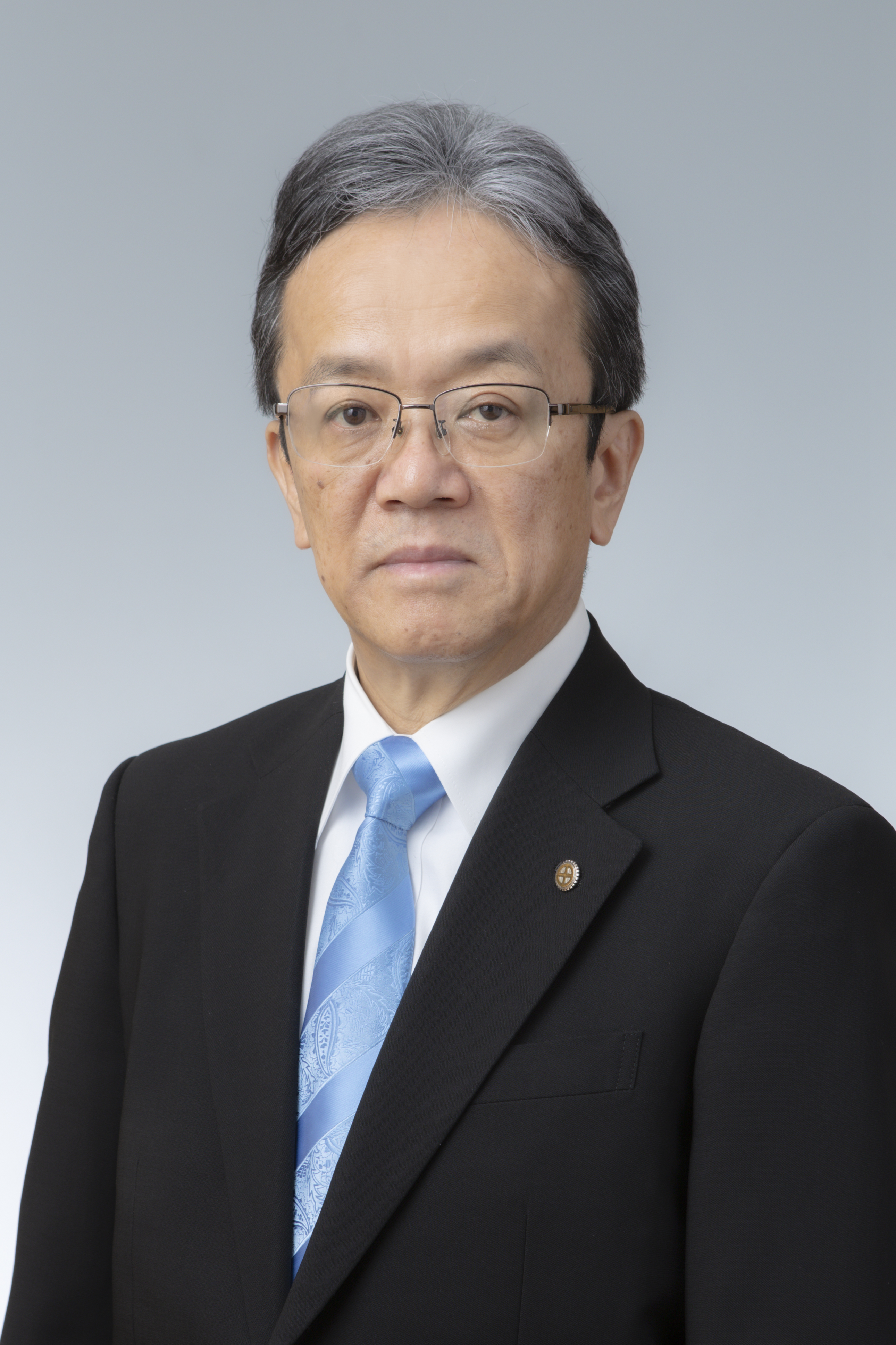 会長　上田　輝久（島津製作所 会長）